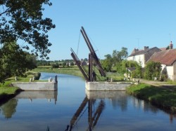 Hand-cranked lift bridge in Dirol